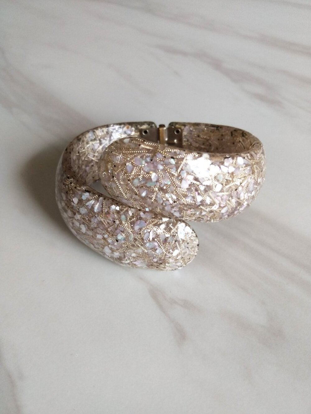 Vintage Confetti Lucite Bypass Clamper Bangle Bracelet Hinged 50s Rockabilly